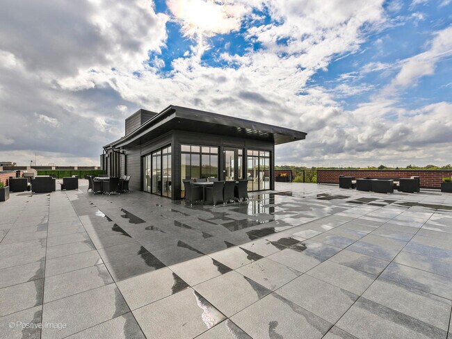 Building Photo - 2801 N Thatcher Ave