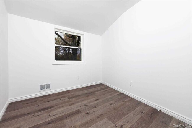 Building Photo - 4 Bunny Ln