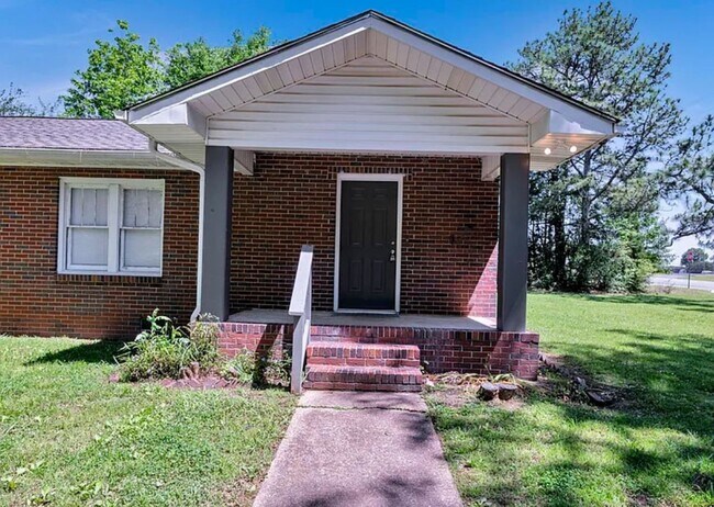Building Photo - 4 bedroom 2 Bath - Available Now