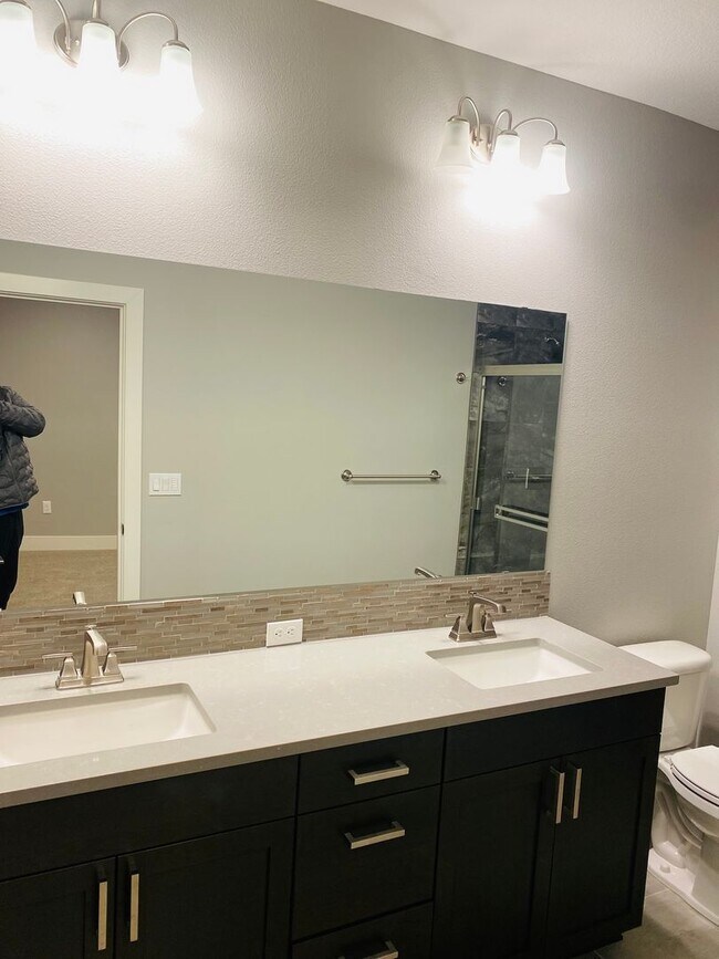 Building Photo - Gorgeous Newer Home!
