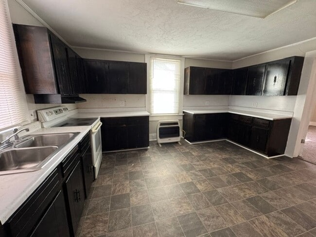 Building Photo - 15 Curran Ave