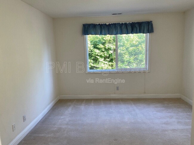 Building Photo - 12805 SE Spring Mountain Dr