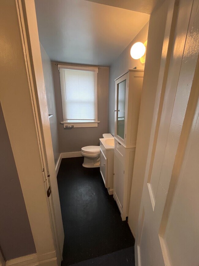 Building Photo - Beautiful 2 bedroom with office in the heart of German Village w/ garage