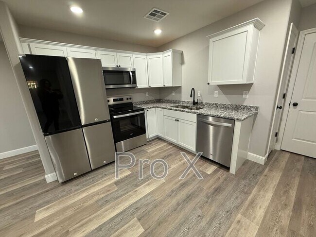 Building Photo - 117 W Lewis St