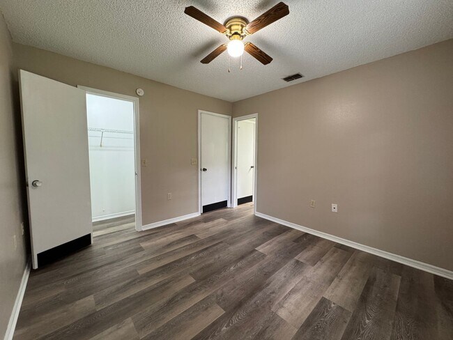 Building Photo - Fantastic 3/2 Sorrento Home with HOA!