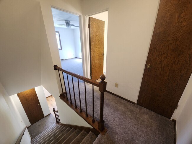 Building Photo - 706-708 N. Hawthorne Dr.