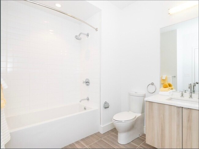 Building Photo - 2 W Sixth St