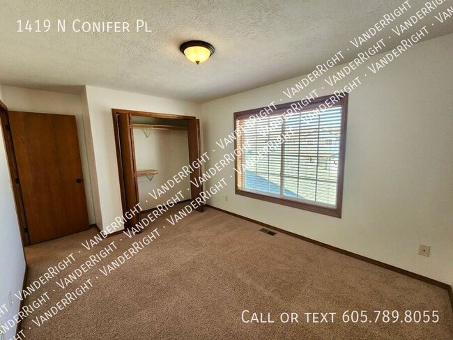Building Photo - 1419 N Conifer Pl