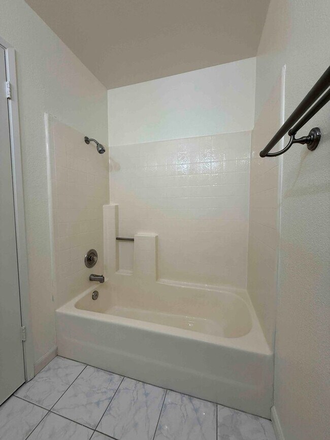 Building Photo - Great Natomas 3 Bedroom on Large Court