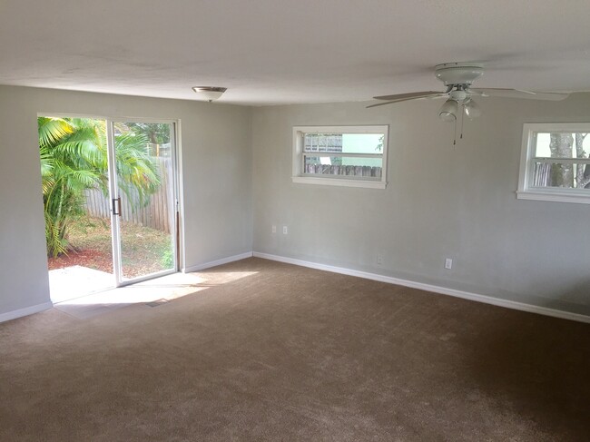 Living room - 1608 Knollwood Circle