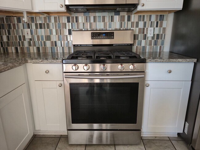 Building Photo - Spacious 3 bed/2 bath home in desired neig...