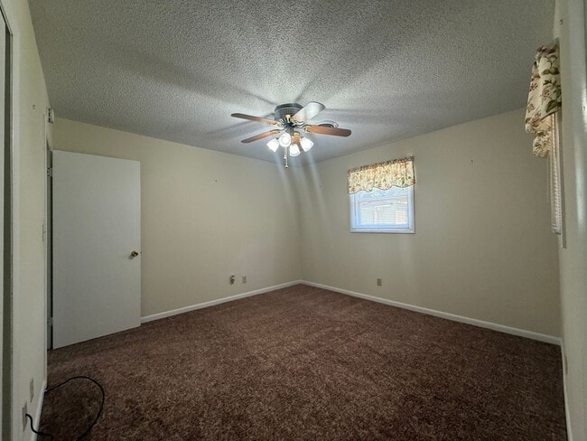Building Photo - 1121 Woodside Dr