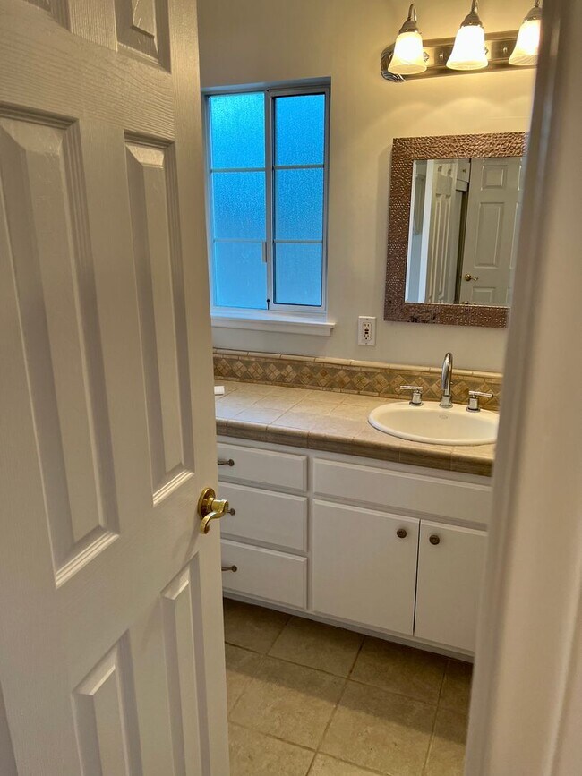 Building Photo - Spacious 3 Bedroom House with Private Gara...
