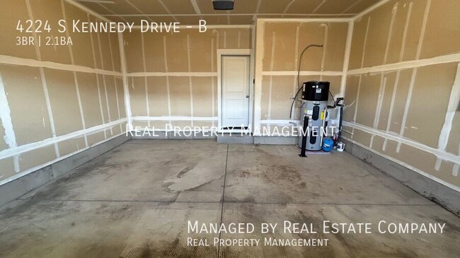 Building Photo - 4224 S Kennedy Dr