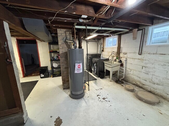 Building Photo - 717 S Fairview St