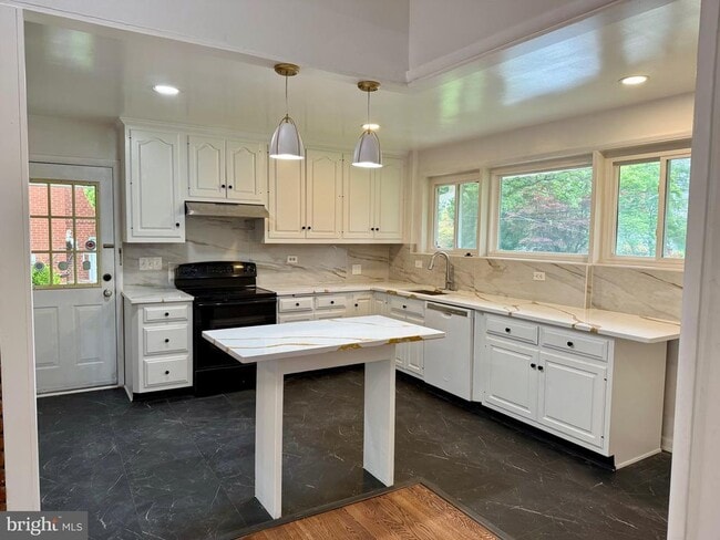 Building Photo - 5933 Rossmore Dr