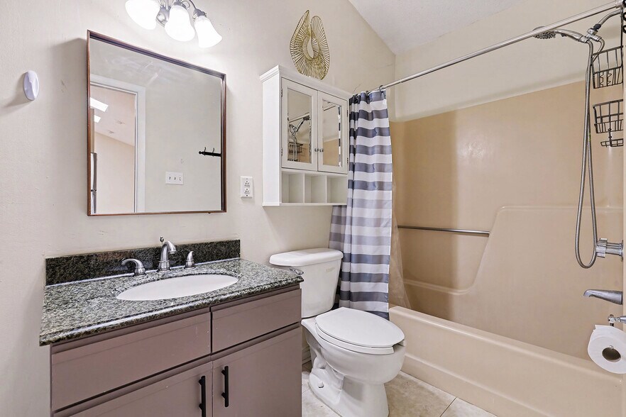 Building Photo - Room in Duplex on Spring St