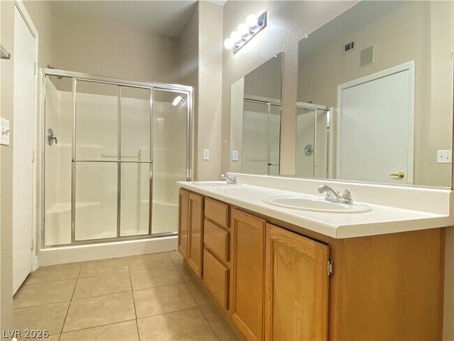 Building Photo - 3400 Cabana Dr