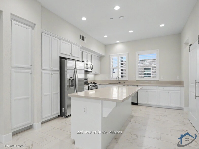 Building Photo - 225 Houret Dr