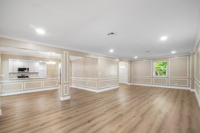 Building Photo - 5065 Horseshoe Cir N
