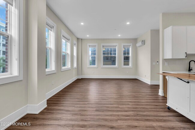 Building Photo - 527 Bangs Ave