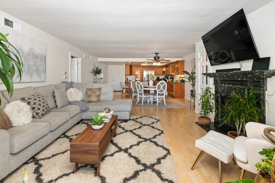 looking toward kitchen - 184 Date Ave