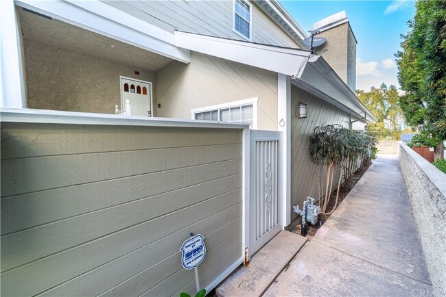 Building Photo - 2421 Vanderbilt Ln