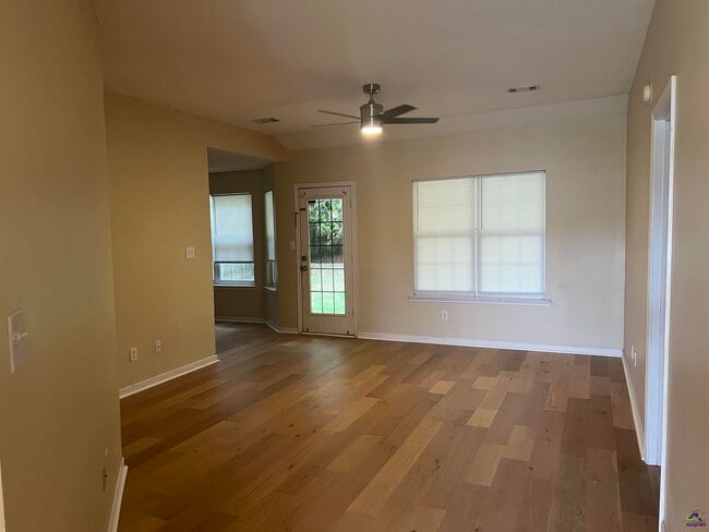 Building Photo - 208 Camelot Pl