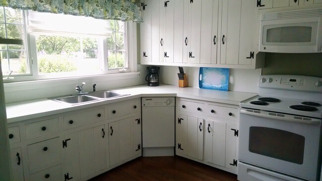 Building Photo - 39 Overshore Dr W