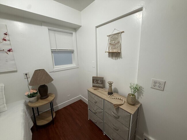 Building Photo - Affordable Private Girl room Downtown - Top Floor and Furnished