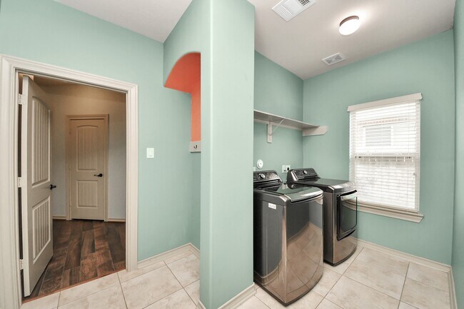 Building Photo - 2406 Aura Ct