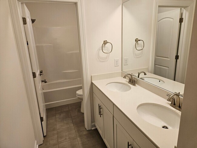 Building Photo - Beautiful unfurnished 3 bed 2.5 bath home ...
