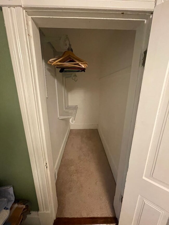 Building Photo - NE Minneapolis 2 Br / 1 Ba Upper Level Duplex - Available Now!