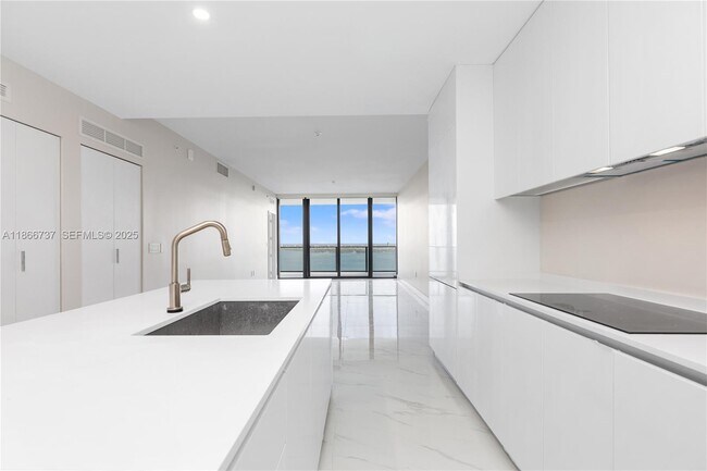 Building Photo - 700 NE 24th St