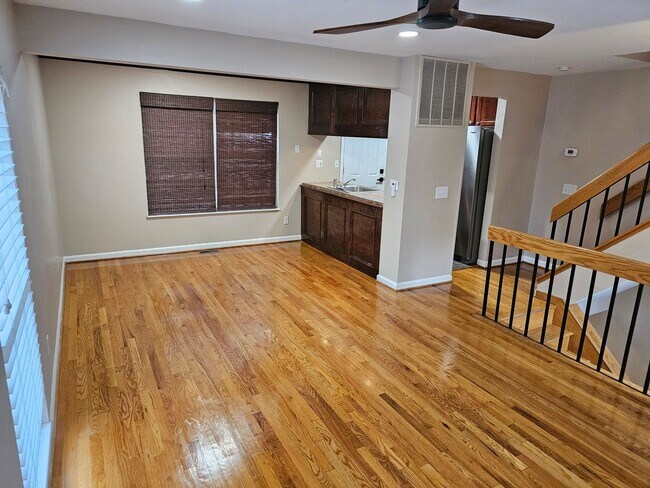 Building Photo - Wonderfully Remodeled Tri Level 3BR/2BTH Soulard Townhouse