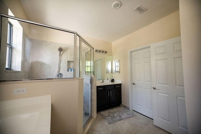 Building Photo - 6115 Bangalow Dr