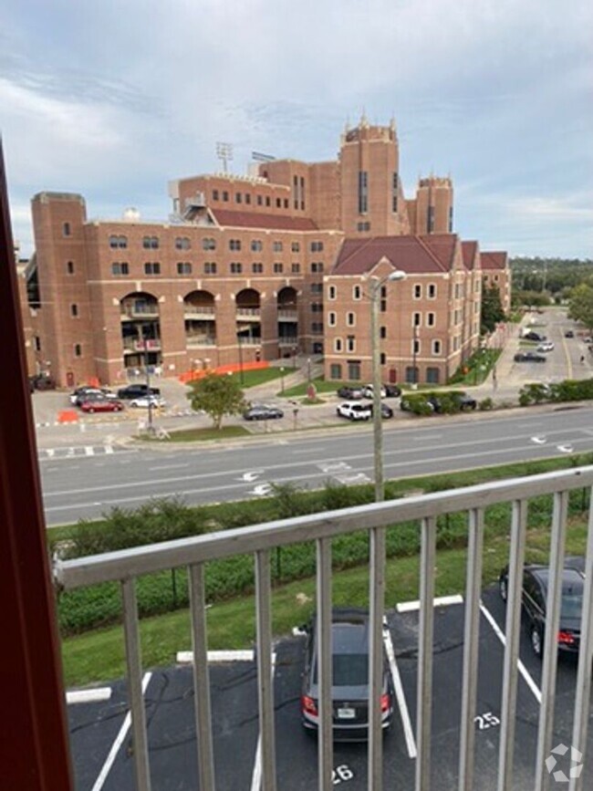 Building Photo - Available February Condo at FSU - Fully Fu...