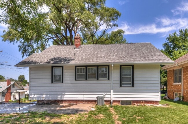 Building Photo - 4 bed in Aksarben