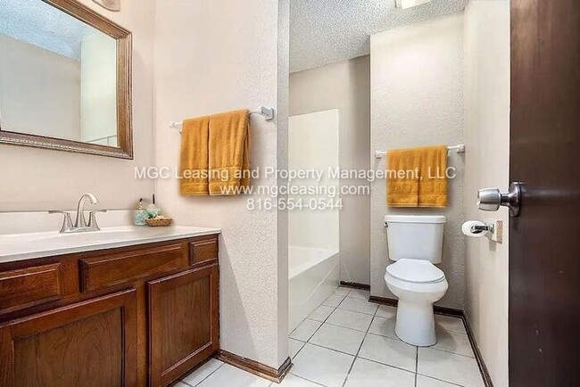 Building Photo - Spacious 2nd floor Townhome Living in the ...