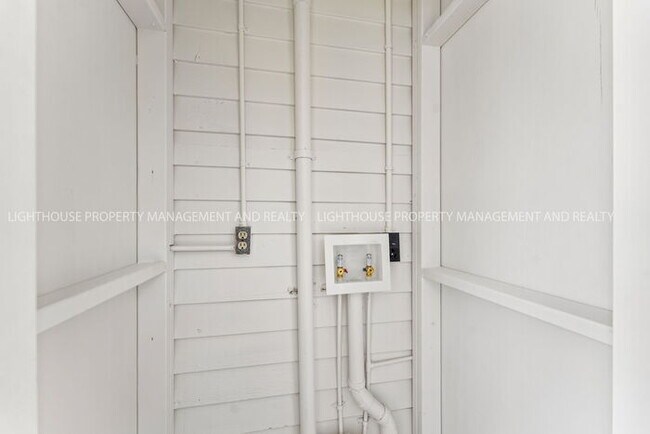 Building Photo - Updated 2 Bedroom Home Near Naval Station Mayport