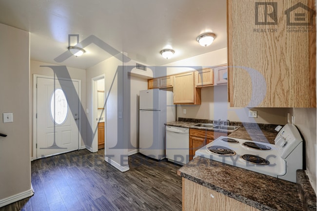 Building Photo - 3Bed/2.5Bath Townhouse at 24th St/Thomas! Move-In ready on 05/07/2026! -- NO HOA!