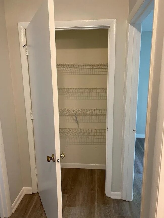 Building Photo - 1223 Meadow Park Ln