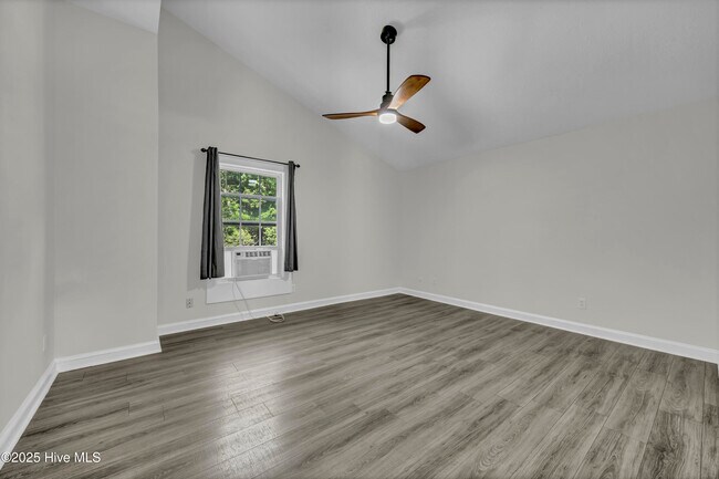 Building Photo - 14 Creekstone Ln