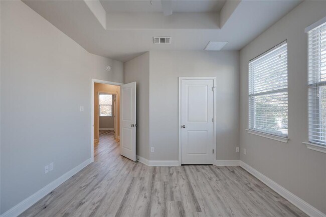 Building Photo - 5701 Cougar Dr