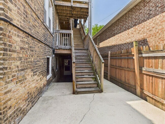 Building Photo - 4338 W Kamerling Ave