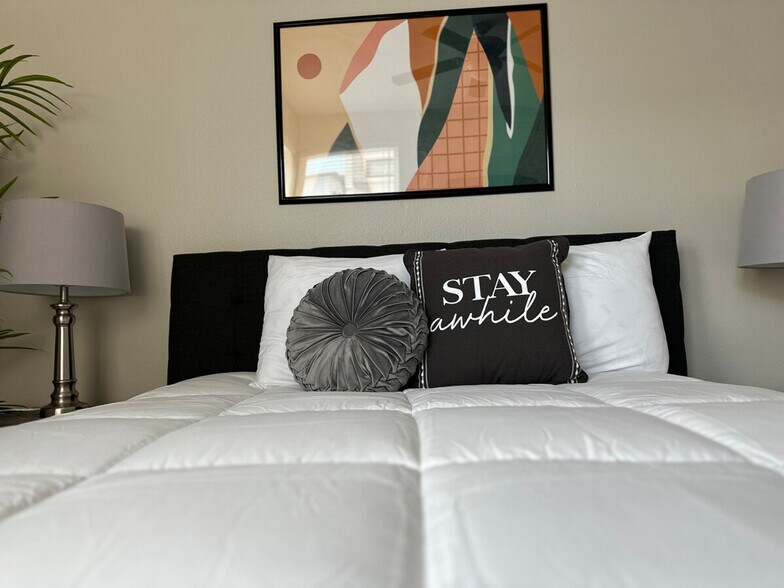 Building Photo - 800 W Sam Houston Pkwy N