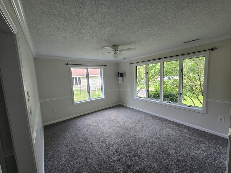 Living room - 66 Horace Greeley Rd