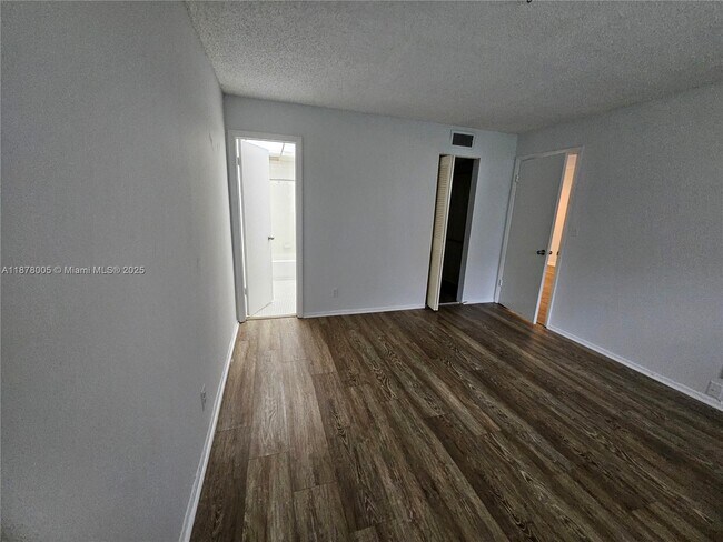 Building Photo - 7820 S Colony Cir