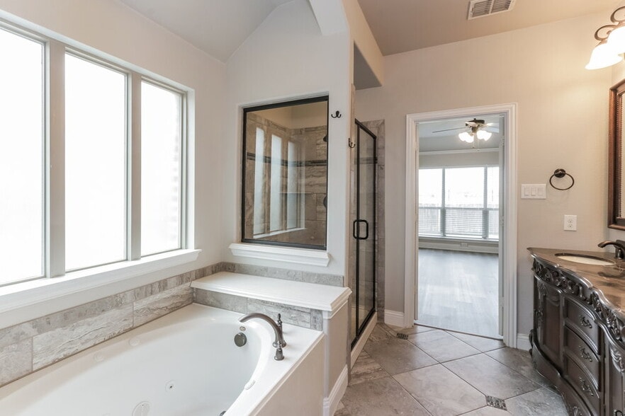 Building Photo - 1304 River Oak Ln