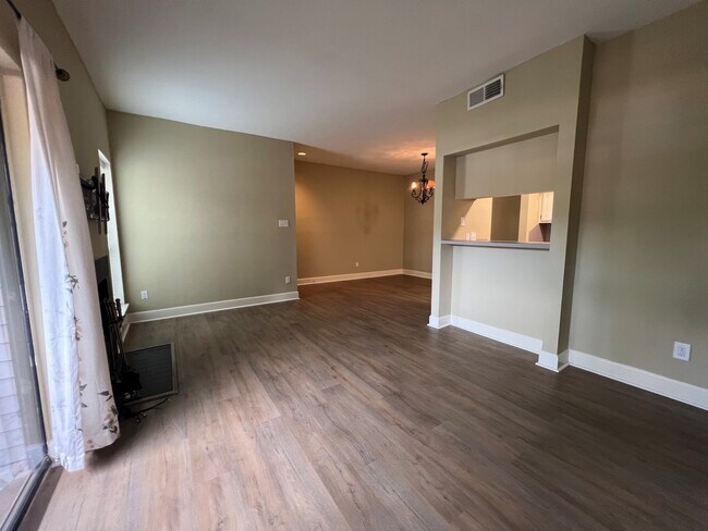 Building Photo - 2025 Augusta Dr